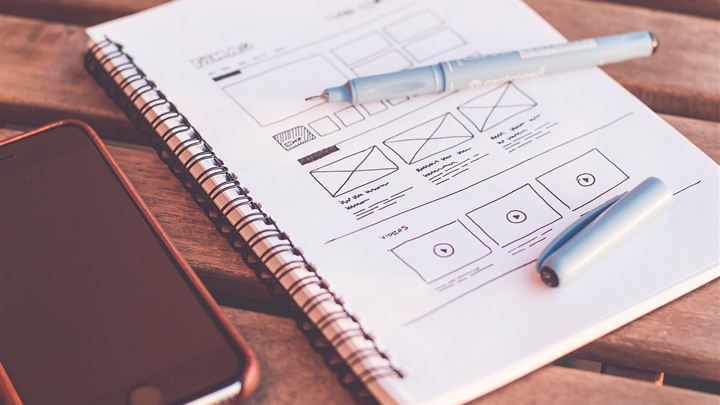 Boceto de pantallas de una app en una libreta