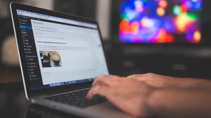 Persona programando un sitio web en una laptop